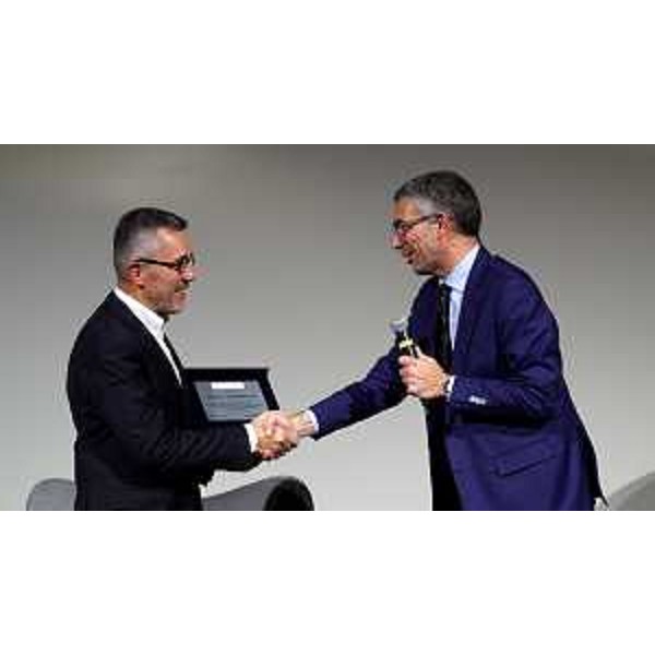 L'assessore Roberti mentre consegna la targa della Regione - L'assessore Roberti mentre consegna la targa della Regione