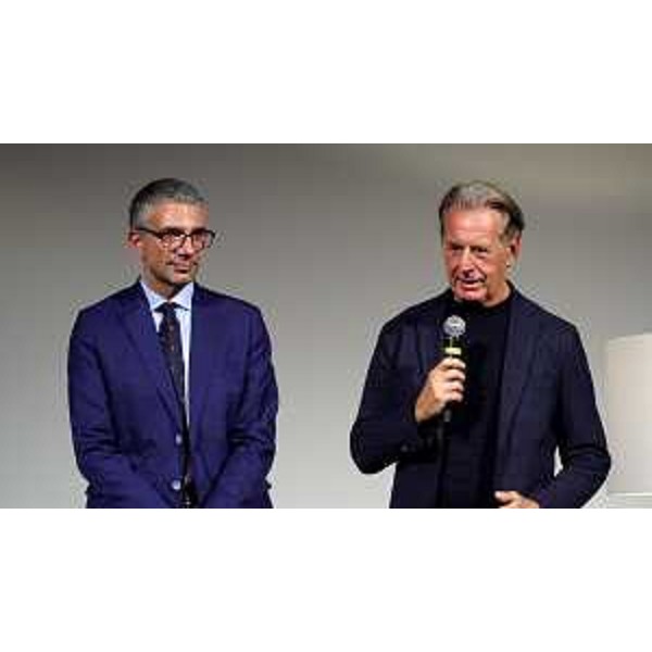 L'assessore Scoccimarro, assiema all'assessore Roberti, nel corso del suo intervento - L'assessore Scoccimarro, assiema all'assessore Roberti, nel corso del suo intervento