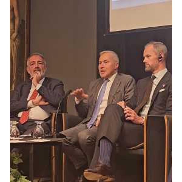 L'assessore del Friuli Venezia Giulia alle Attività produttive e al Turismo Sergio Emidio Bini (al centro) - L'assessore del Friuli Venezia Giulia alle Attività produttive e al Turismo Sergio Emidio Bini (al centro)