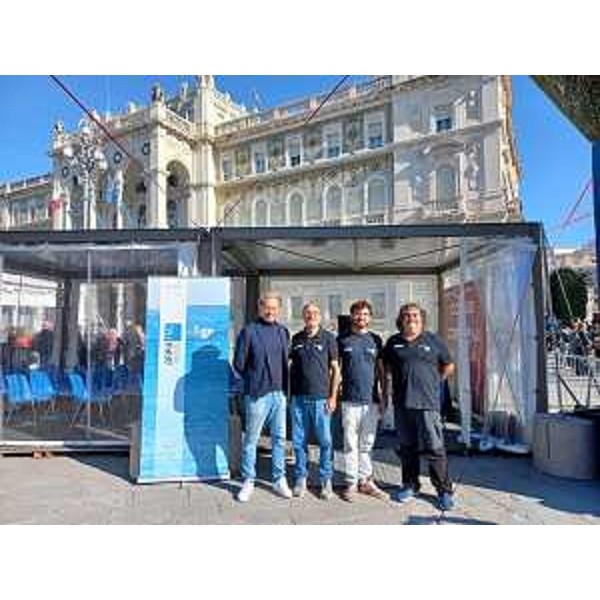 L'assessore Scoccimarro (primo da sinistra) davanti allo stand assieme agli operatori dell'Osmer - L'assessore Scoccimarro (primo da sinistra) davanti allo stand assieme agli operatori dell'Osmer