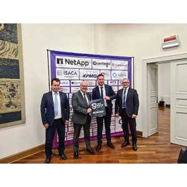 Al centro l'assessore Callari col presidente del Digital security festival Marco Cozzi - Al centro l'assessore Callari col presidente del Digital security festival Marco Cozzi