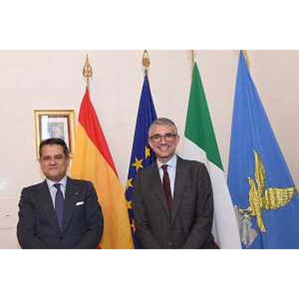 L'assessore Roberti (a destra) con l'ambasciatore della Spagna in Italia, Miguel Ángel Fernández-Palacios - L'assessore Roberti (a destra) con l'ambasciatore della Spagna in Italia, Miguel Ángel Fernández-Palacios