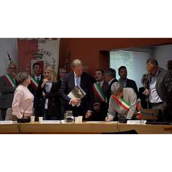 Un momento della firma del Documento d'intenti verso il contratto di Fiume Isonzo - Un momento della firma del Documento d'intenti verso il contratto di Fiume Isonzo