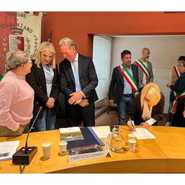 Un momento della firma del Documento d'intenti verso il contratto di Fiume Isonzo - Un momento della firma del Documento d'intenti verso il contratto di Fiume Isonzo