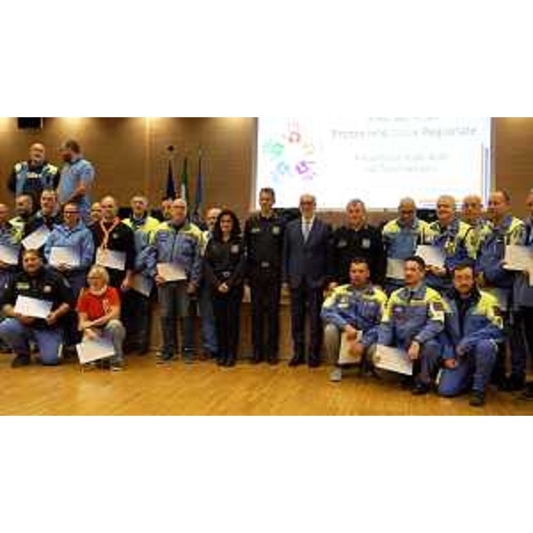 Foto di gruppo dei volontari che hanno partecipato ai diversi tavoli tematici insieme all'assessore regionale Riccardi - Foto di gruppo dei volontari che hanno partecipato ai diversi tavoli tematici insieme all'assessore regionale Riccardi