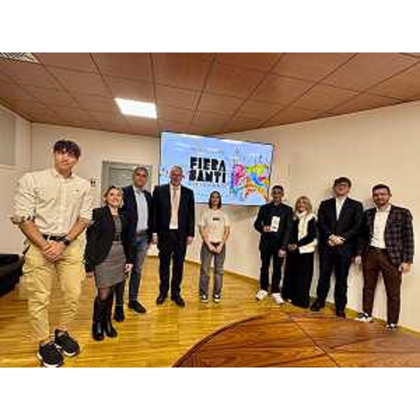La foto di gruppo al termine della presentazione: il presidente Bordin è il quarto da sinistra - La foto di gruppo al termine della presentazione: il presidente Bordin è il quarto da sinistra
