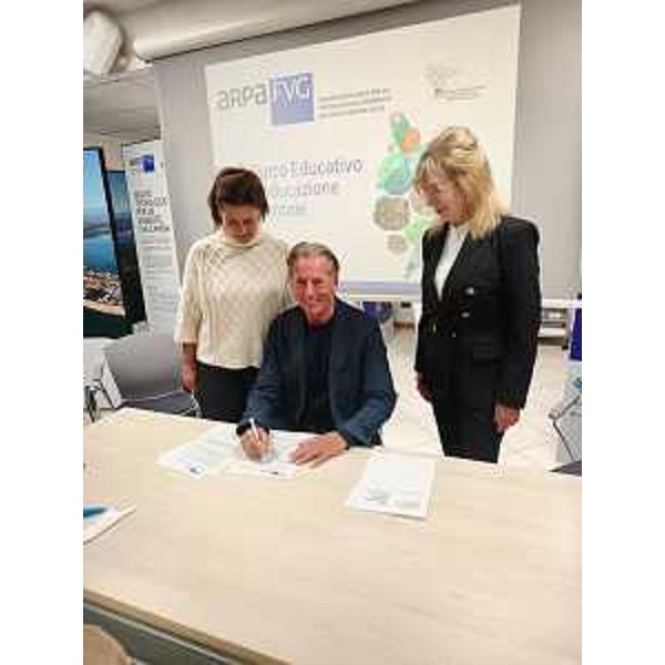 L'assessore Fabio Scoccimarro nel momento della firma - L'assessore Fabio Scoccimarro nel momento della firma