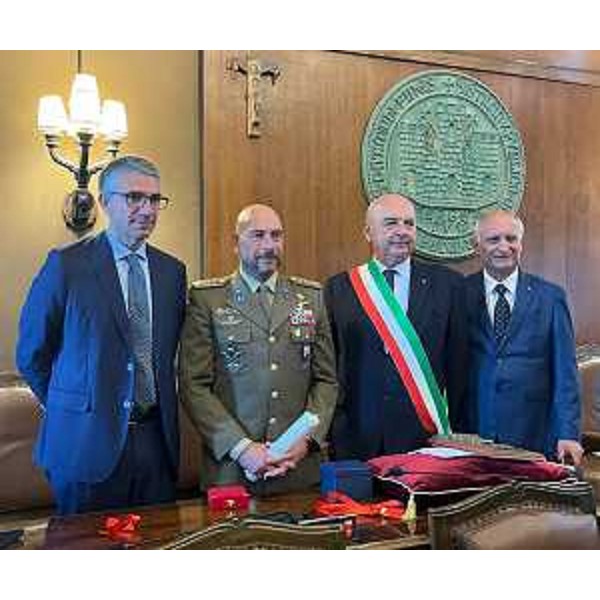 L'assessore regionale Pierpaolo Roberti con il colonnello Giuliano Innecco, il sindaco di Trieste Roberto Dipiazza e il presidente del Consiglio comunale Francesco di Paola Panteca - L'assessore regionale Pierpaolo Roberti con il colonnello Giuliano Innecco, il sindaco di Trieste Roberto Dipiazza e il presidente del Consiglio comunale Francesco di Paola Panteca