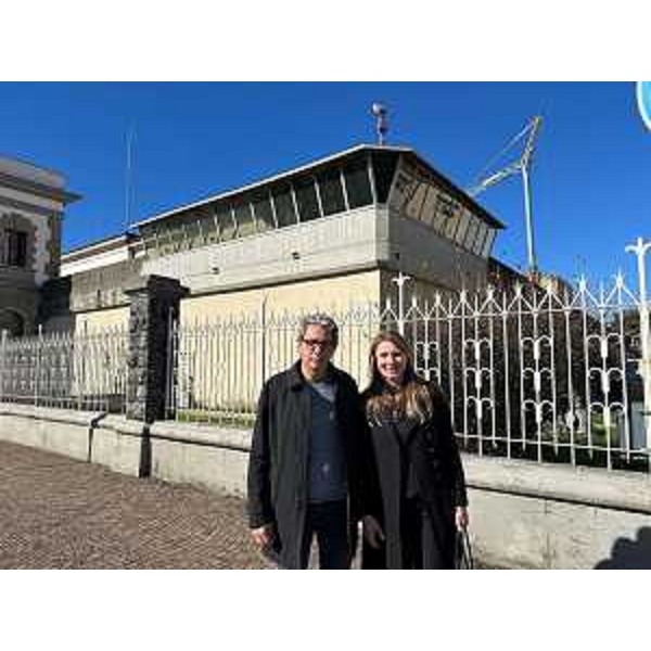 Il deputato alla Camera Agostino Santillo e la consigliera Rosaria Capozzi (M5s) durante la loro visita al carcere di Udine - Il deputato alla Camera Agostino Santillo e la consigliera Rosaria Capozzi (M5s) durante la loro visita al carcere di Udine