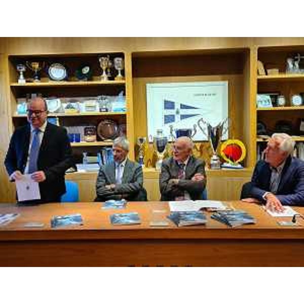 Da sinistra: il vicegovernatore della Regione Mario Anzil, Anzil, sindaco Grado Giuseppe Corbatto, il presidente lega navale di Grado: Franco Bertoli, e l'autore del libro Fabrizio Cigolot - Da sinistra: il vicegovernatore della Regione Mario Anzil, Anzil, sindaco Grado Giuseppe Corbatto, il presidente lega navale di Grado: Franco Bertoli, e l'autore del libro Fabrizio Cigolot