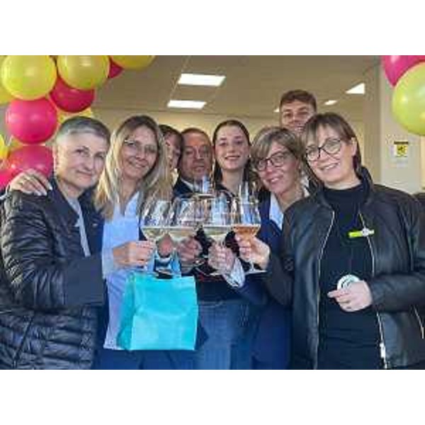 L'assessore Zilli (seconda da destra) al momento del brindisi - L'assessore Zilli (seconda da destra) al momento del brindisi