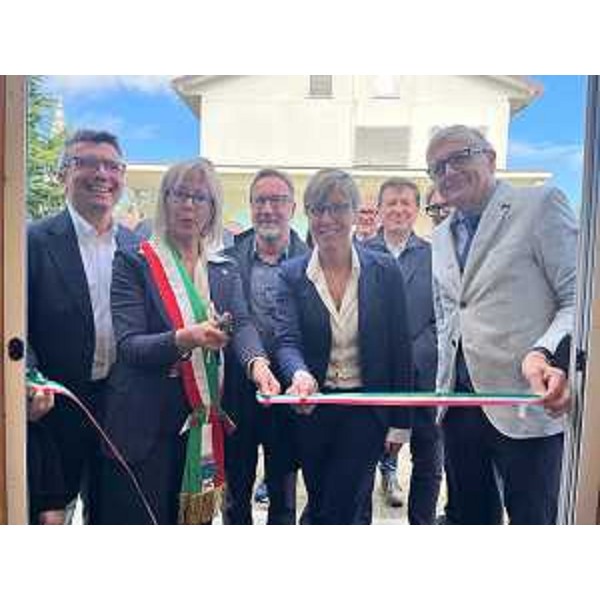 Al centro l'assessore Zilli nel momento del taglio del nastro - Al centro l'assessore Zilli nel momento del taglio del nastro