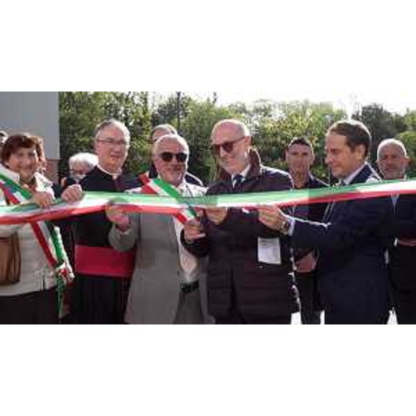 L'assessore Riccardi e le altre autorità al taglio del nastro - L'assessore Riccardi e le altre autorità al taglio del nastro