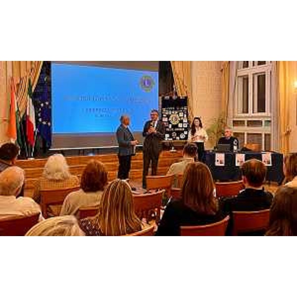 L'assessore regionale alla Sicurezza Pierpaolo Roberti all'evento organizzato dal Lions Club Trieste Miramar, in collaborazione con il Lions Club Trieste Audace, il Leo Club Trieste e il Circolo unificato dell'Esercito sulle "Tecniche di guida sicura" con docente la campionessa Alessandra Merluzzi - L'assessore regionale alla Sicurezza Pierpaolo Roberti all'evento organizzato dal Lions Club Trieste Miramar, in collaborazione con il Lions Club Trieste Audace, il Leo Club Trieste e il Circolo unificato dell'Esercito sulle "Tecniche di guida sicura" con docente la campionessa Alessandra Merluzzi