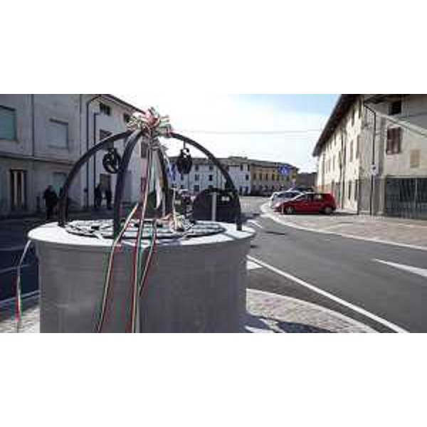 Il pozzo al centro della piazza rinnovata di Bertiolo - Il pozzo al centro della piazza rinnovata di Bertiolo