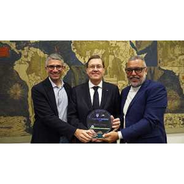L'assessore regionale Pierpaolo Roberti, a sinistra, alla consegna del Premio Campionissimi ad Enrico Samer - L'assessore regionale Pierpaolo Roberti, a sinistra, alla consegna del Premio Campionissimi ad Enrico Samer