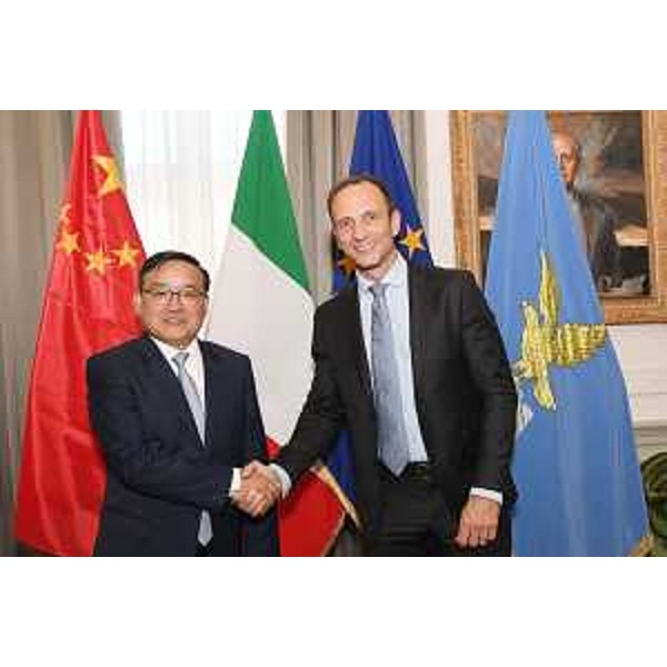 Il governatore del Friuli Venezia Giulia Massimiliano Fedriga con lambasciatore della Repubblica Popolare Cinese in Italia Jia Guide. - Il governatore del Friuli Venezia Giulia Massimiliano Fedriga con lambasciatore della Repubblica Popolare Cinese in Italia Jia Guide. 