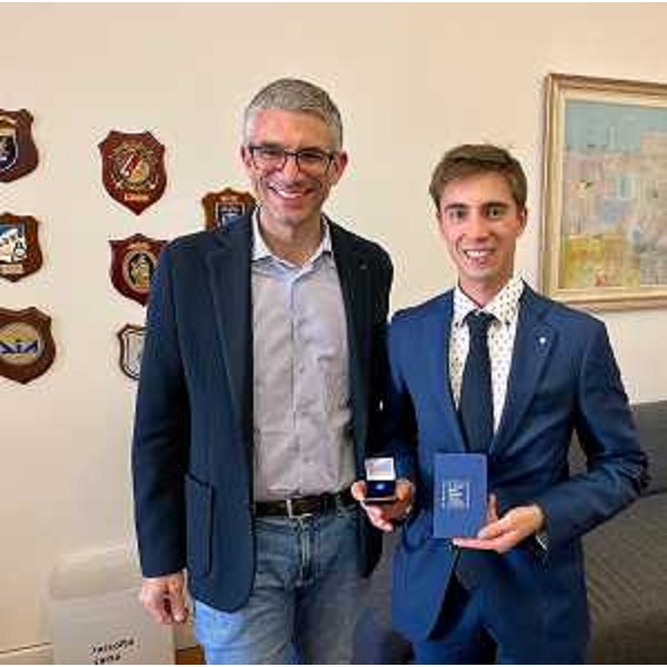 Lassessore regionale alle Autonomie locali e corregionali allestero Pierpaolo Roberti con il giovane triestino Matthias Menis, ufficiale a bordo della Icon of the Seas della Royal Caribbean - Lassessore regionale alle Autonomie locali e corregionali allestero Pierpaolo Roberti con il giovane triestino Matthias Menis, ufficiale a bordo della Icon of the Seas della Royal Caribbean