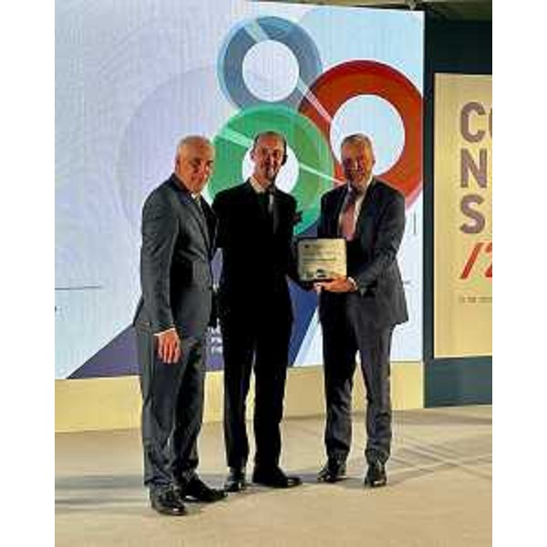 L'assessore Bini, a destra, premia i vertici di Confcommercio Pordenone - L'assessore Bini, a destra, premia i vertici di Confcommercio Pordenone