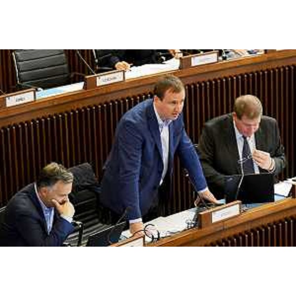 L'intervento di Massimiliano Pozzo (Pd) accanto ai colleghi Massimo Mentil (Pd) e Marko Pisani (Ssk) - L'intervento di Massimiliano Pozzo (Pd) accanto ai colleghi Massimo Mentil (Pd) e Marko Pisani (Ssk)