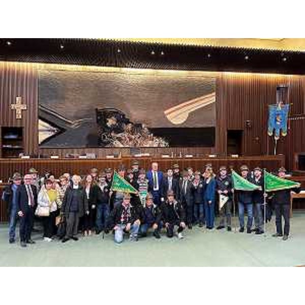 I Gruppi alpini in Cr Fvg con, al centro, il presidente Mauro Bordin e il consigliere regionale che li ha invitati, Markus Maurmair (FdI) - I Gruppi alpini in Cr Fvg con, al centro, il presidente Mauro Bordin e il consigliere regionale che li ha invitati, Markus Maurmair (FdI)