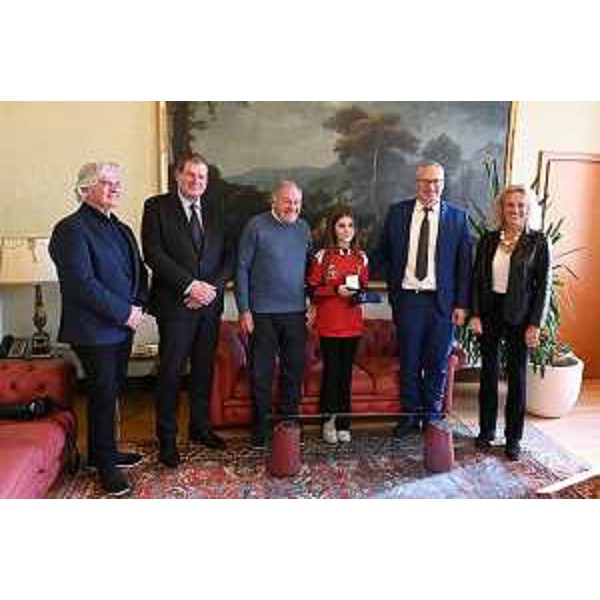 La consegna del sigillo del Cr alla giovane atleta Maja Locatelli - La consegna del sigillo del Cr alla giovane atleta Maja Locatelli