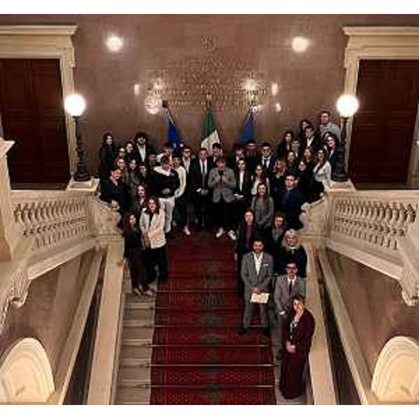 Il gruppo dell'Istituto Mattei con il governatore Fedriga nel Palazzo della Regione - Il gruppo dell'Istituto Mattei con il governatore Fedriga nel Palazzo della Regione