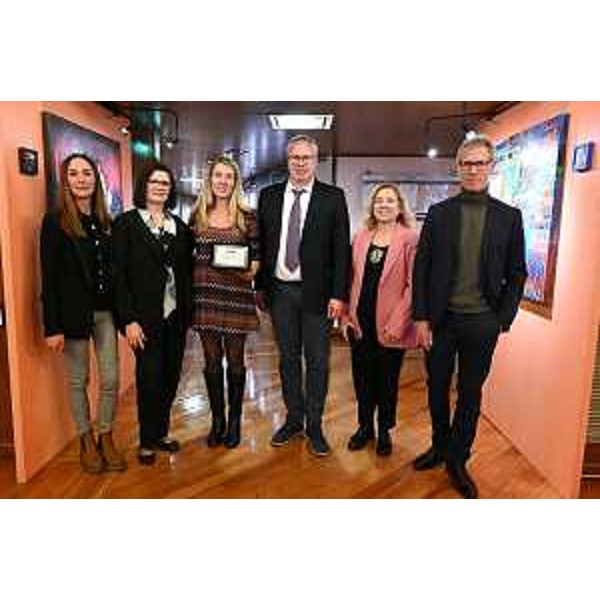Il presidente del Cr Fvg, Mauro Bordin, con le rappresentanti della Scuola Merletti di Gorizia - Il presidente del Cr Fvg, Mauro Bordin, con le rappresentanti della Scuola Merletti di Gorizia