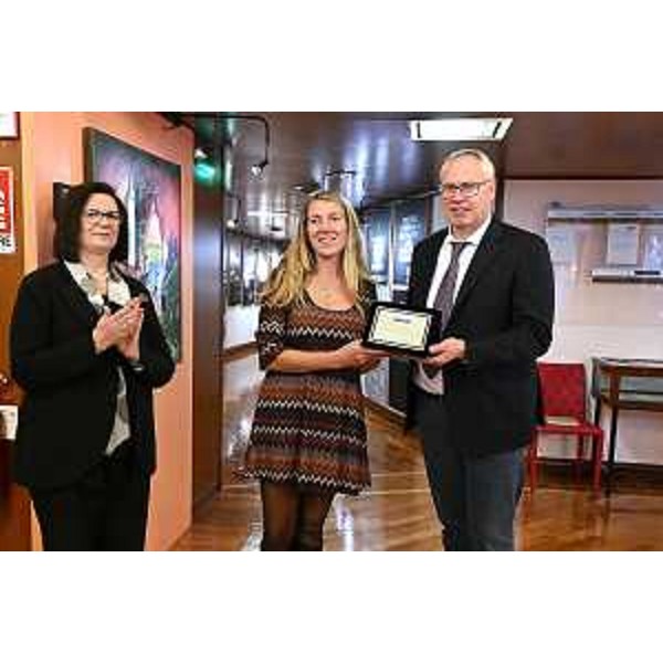 Il presidente del Cr Fvg, Mauro Bordin, premia la curatrice della mostra, Antonella Ruggieri - Il presidente del Cr Fvg, Mauro Bordin, premia la curatrice della mostra, Antonella Ruggieri