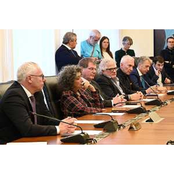 Alcuni dei consiglieri regionalli presenti alla consegna della petizione contro il progetto eolico nelle Valli del Natisone - Alcuni dei consiglieri regionalli presenti alla consegna della petizione contro il progetto eolico nelle Valli del Natisone 