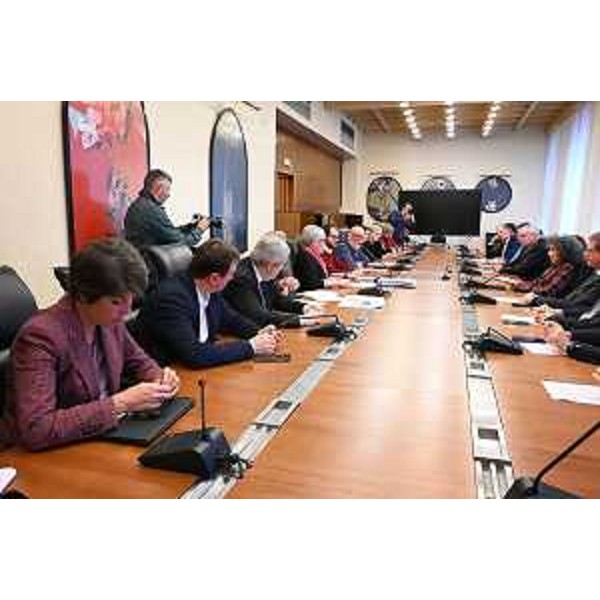 Un momento della consegna della petizione contro il progetto Pulfar, in sala Gialla - Un momento della consegna della petizione contro il progetto Pulfar, in sala Gialla 