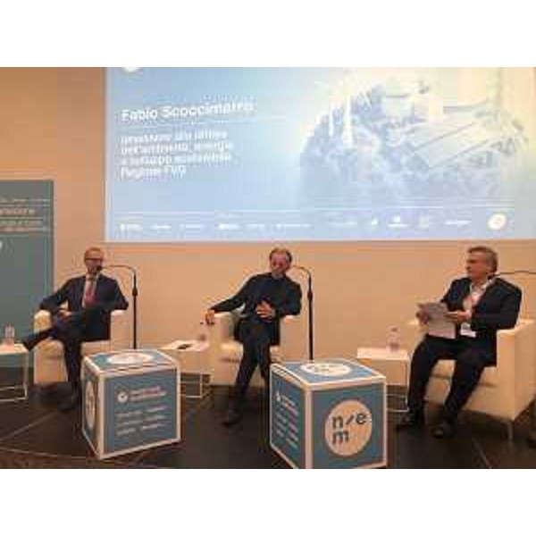 L'assessore regionale all'Energia Fabio Scoccimarro nel corso della tavola rotonda moderata da Fabrizio Brancoli - L'assessore regionale all'Energia Fabio Scoccimarro nel corso della tavola rotonda moderata da Fabrizio Brancoli