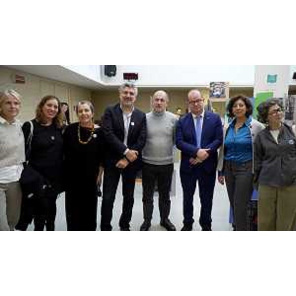 Il vicegovernatore con delega alla Cultura Mario Anzil insieme ai promotori della mostra fotografica "Leggiamo! Ritratti di una regione che cresce leggendo". - Il vicegovernatore con delega alla Cultura Mario Anzil insieme ai promotori della mostra fotografica "Leggiamo! Ritratti di una regione che cresce leggendo".