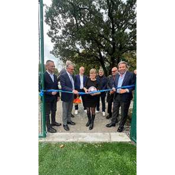 L'assessore Barbara Zilli assieme alle altre autorità al taglio del nastro - L'assessore Barbara Zilli assieme alle altre autorità al taglio del nastro