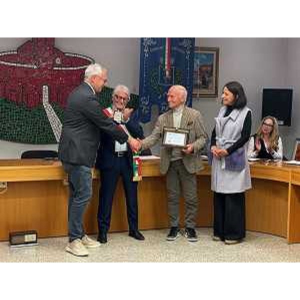 Il presidente del Cr Fvg, Mauro Bordin, e il sindaco di Lestizza, Edi Pertoldi, premiano Luciano Degano - Il presidente del Cr Fvg, Mauro Bordin, e il sindaco di Lestizza, Edi Pertoldi, premiano Luciano Degano