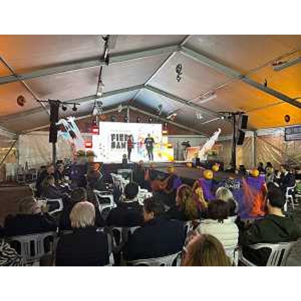 Il palco a Rivignano Teor in occasione dell'inaugurazione della Fiera dei Santi - Il palco a Rivignano Teor in occasione dell'inaugurazione della Fiera dei Santi