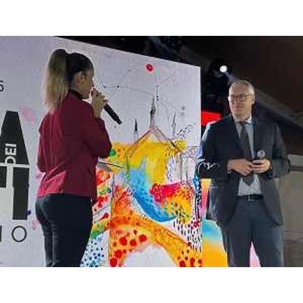 Il presidente del Consiglio regionale del Friuli Venezia Giulia, Mauro Bordin, sul palco durante il suo intervento - Il presidente del Consiglio regionale del Friuli Venezia Giulia, Mauro Bordin, sul palco durante il suo intervento