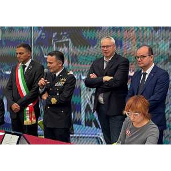 Il sindaco Fabrizio Mattiussi, il colonnello Giovanni Lodato, il presidente del Cr, Mauro Bordin, e il vicepresidente del Fvg, Mario Anzil - Il sindaco Fabrizio Mattiussi, il colonnello Giovanni Lodato, il presidente del Cr, Mauro Bordin, e il vicepresidente del Fvg, Mario Anzil
