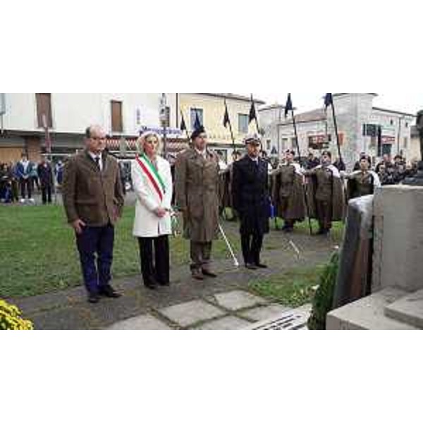 Il vicegovernatore del Fvg Mario Anzil depone una corona al monumento ai Caduti in piazza a Sedegliano assieme al sindaco Debora Donati, al tenente colonnello Nicola Bavaro del Lanceri Novara e all'ufficiale superiore della Brigata Alpina Julia Antonino Esposito. - Il vicegovernatore del Fvg Mario Anzil depone una corona al monumento ai Caduti in piazza a Sedegliano assieme al sindaco Debora Donati, al tenente colonnello Nicola Bavaro del Lanceri Novara e all'ufficiale superiore della Brigata Alpina Julia Antonino Esposito.
