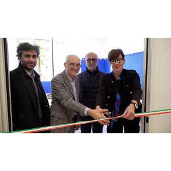 Il taglio del nastro dell'aula multisensoriale alla Scuola secondaria di primo grado A. Manzoni di Udine, alla presenza dell'assessore regionale alla Salute Riccardo Riccardi, della presidente della Fondazione ProgettoAutismo Elena Bulfone, dell'assessore all'Istruzione del Comune di Udine Federico Angelo Pirone e del dirigente scolastico Giorgio Giacometti - Il taglio del nastro dell'aula multisensoriale alla Scuola secondaria di primo grado A. Manzoni di Udine, alla presenza dell'assessore regionale alla Salute Riccardo Riccardi, della presidente della Fondazione ProgettoAutismo Elena Bulfone, dell'assessore all'Istruzione del Comune di Udine Federico Angelo Pirone e del dirigente scolastico Giorgio Giacometti