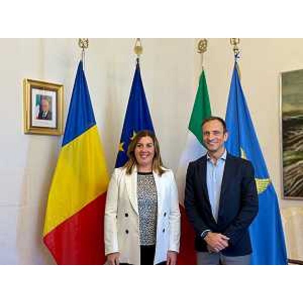 Il governatore Fedriga con la console generale della Romania Adina Lovin. - Il governatore Fedriga con la console generale della Romania Adina Lovin. 