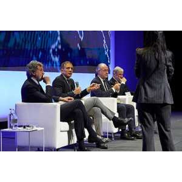 Il governatore Fedriga nel corso del suo intervento al tavolo con gli altri presidenti di Regione - Il governatore Fedriga nel corso del suo intervento al tavolo con gli altri presidenti di Regione