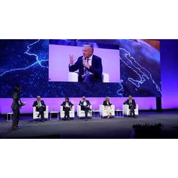 L'assessore Bini durante la tavola rotonda "Attrarre investimenti nelle aree di interesse comune - Regioni a confronto" nell'ambito di Selecting Italy 2025 - L'assessore Bini durante la tavola rotonda "Attrarre investimenti nelle aree di interesse comune - Regioni a confronto" nell'ambito di Selecting Italy 2025