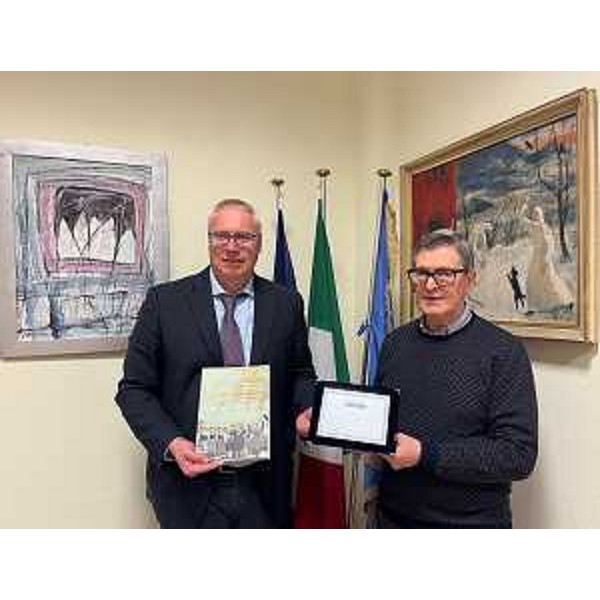 Il presidente del Cr Fvg, Mauro Bordin, assieme a Gianfranco Ioan, presidente del gruppo corale I Cantori del Friuli - Il presidente del Cr Fvg, Mauro Bordin, assieme a Gianfranco Ioan, presidente del gruppo corale I Cantori del Friuli