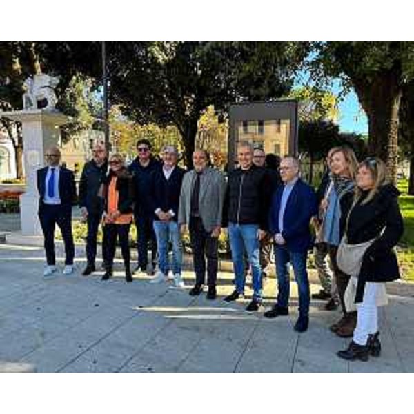 L'assessore regionale alle Attività produttive e turismo Sergio Emidio Bini alla presentazione del Distretto del commercio "Punto più a Nord del Mediterraneo" - L'assessore regionale alle Attività produttive e turismo Sergio Emidio Bini alla presentazione del Distretto del commercio "Punto più a Nord del Mediterraneo"