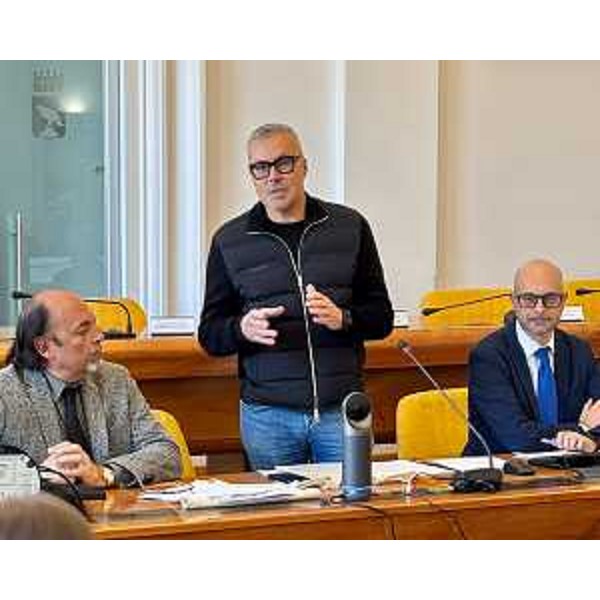 L'assessore regionale alle Attività produttive e turismo Sergio Emidio Bini alla presentazione del Distretto del commercio "Punto più a Nord del Mediterraneo" - L'assessore regionale alle Attività produttive e turismo Sergio Emidio Bini alla presentazione del Distretto del commercio "Punto più a Nord del Mediterraneo"