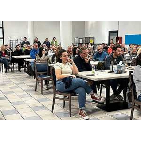 Il personale italiano della base Usaf di Aviano durante l'assemblea - Il personale italiano della base Usaf di Aviano durante l'assemblea