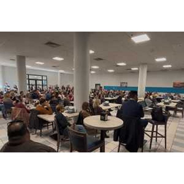 Il personale italiano della base Usaf di Aviano durante l'assemblea - Il personale italiano della base Usaf di Aviano durante l'assemblea