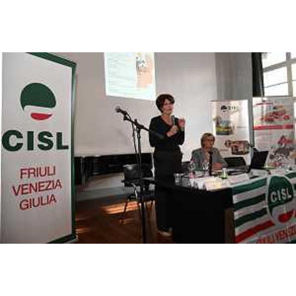 L'assessore regionale Alessia Rosolen alla giornata formativa Cisl nell'aula magna del Liceo Carducci - Dante di Trieste - L'assessore regionale Alessia Rosolen alla giornata formativa Cisl nell'aula magna del Liceo Carducci - Dante di Trieste