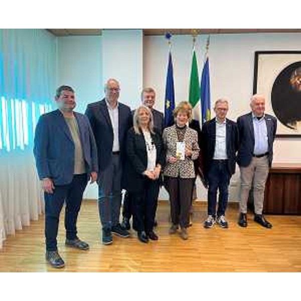 Il presidente del Cr Fvg, Mauro Bordin, con i rappresentanti dell'amministarzione comnuale di Muzzana del Turgnano, dell'assosciazione Muzzana amatori tartufo e l'assessore regionale alle Risorse agroalimentari, Stefano Zannier - Il presidente del Cr Fvg, Mauro Bordin, con i rappresentanti dell'amministarzione comnuale di Muzzana del Turgnano, dell'assosciazione Muzzana amatori tartufo e l'assessore regionale alle Risorse agroalimentari, Stefano Zannier